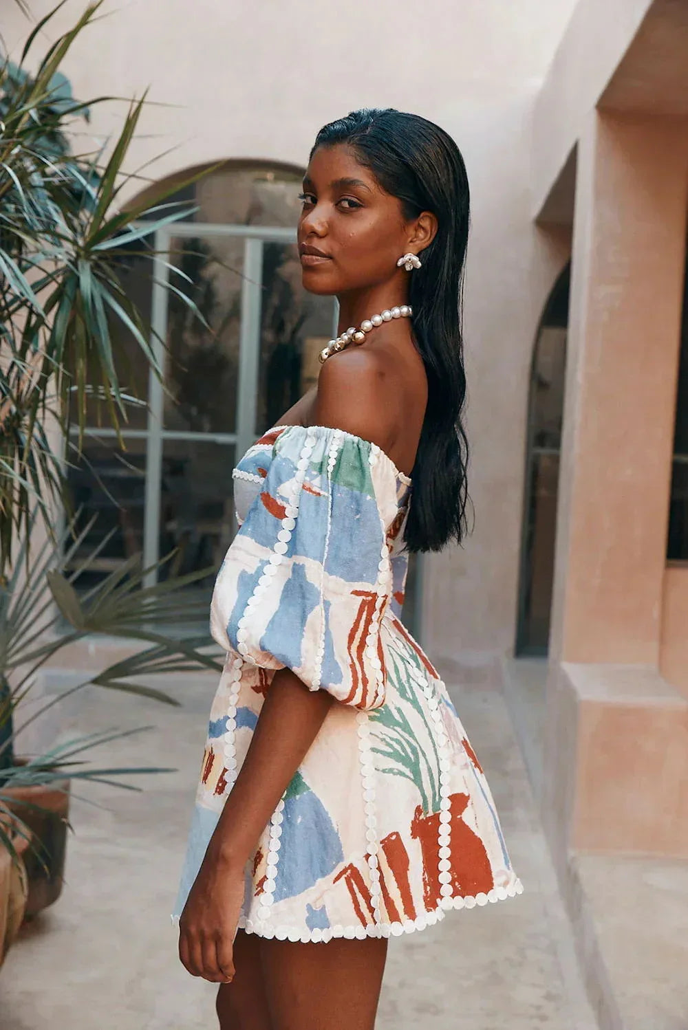 Robe courte à motif coloré épaules dénudées été