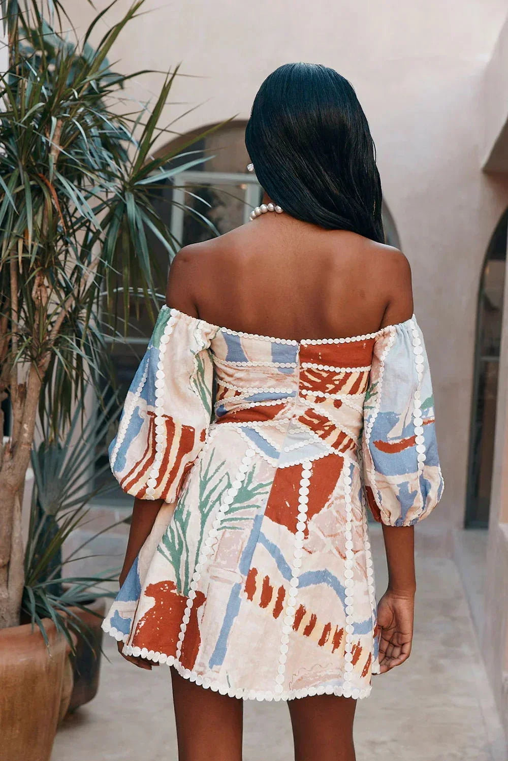 Robe courte à motif coloré épaules dénudées été