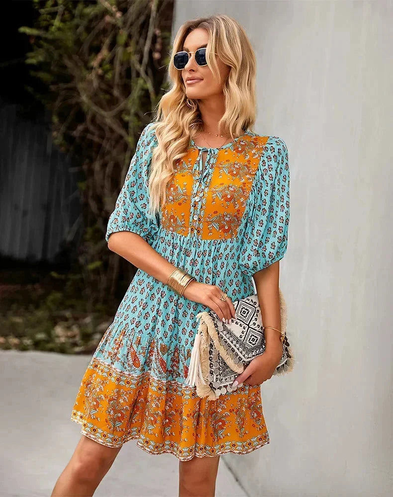 Robe courte bohème à motifs col V manches courtes étés | Coupe féminine + Style élégant + Facile à accessoiriser – ROBEMODE