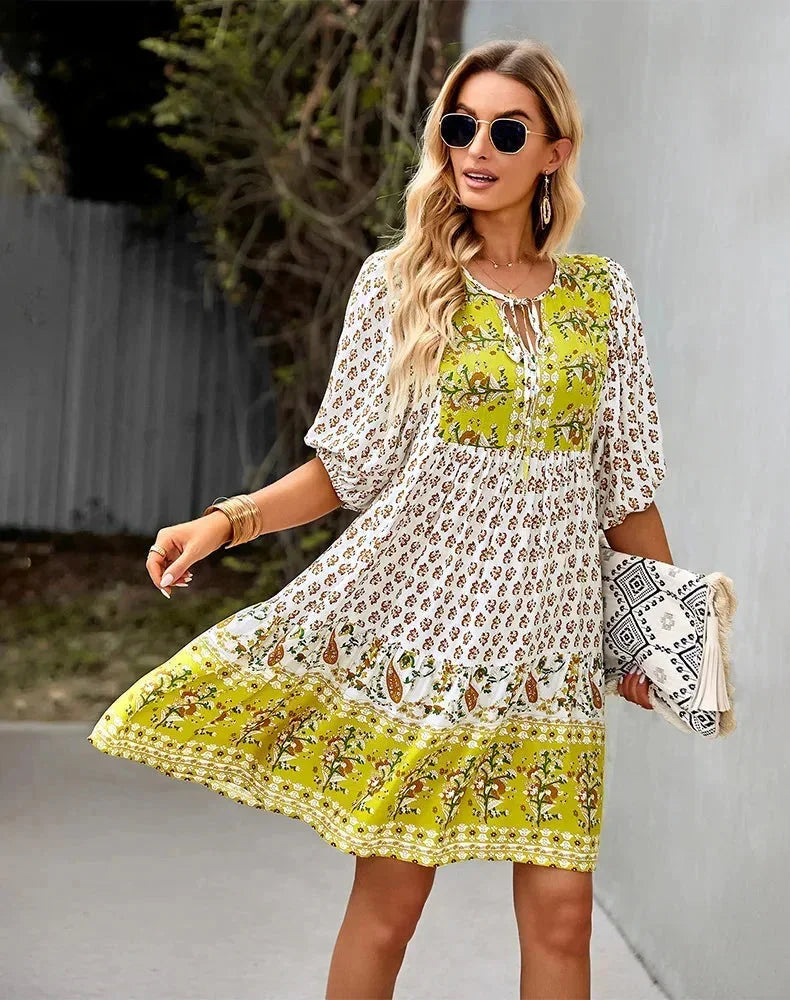 Robe courte bohème à motifs col V manches courtes étés | Coupe féminine + Style élégant + Facile à accessoiriser – ROBEMODE