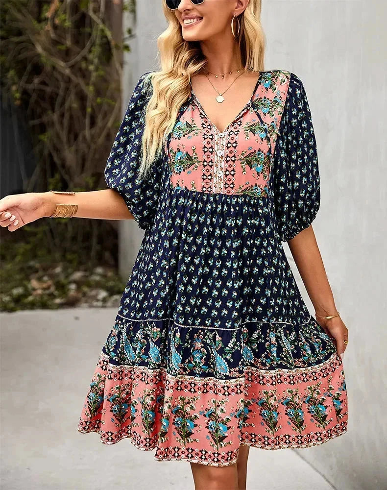 Robe courte bohème à motifs col V manches courtes étés | Coupe féminine + Style élégant + Facile à accessoiriser – ROBEMODE