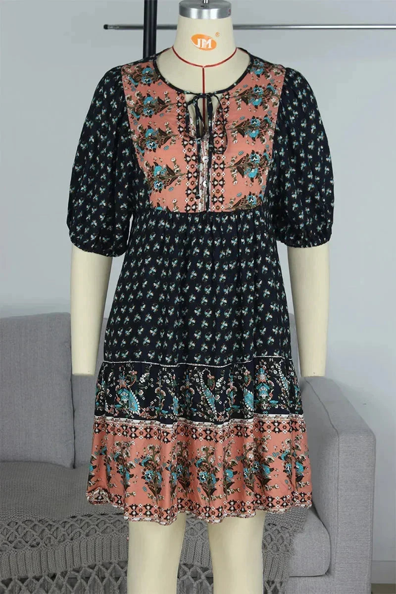 Robe courte bohème à motifs col V manches courtes étés | Coupe féminine + Style élégant + Facile à accessoiriser – ROBEMODE