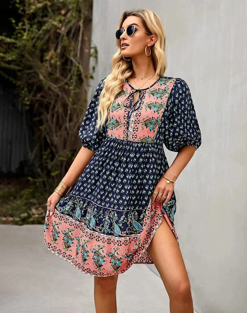 Robe courte bohème à motifs col V manches courtes étés | Coupe féminine + Style élégant + Facile à accessoiriser – ROBEMODE