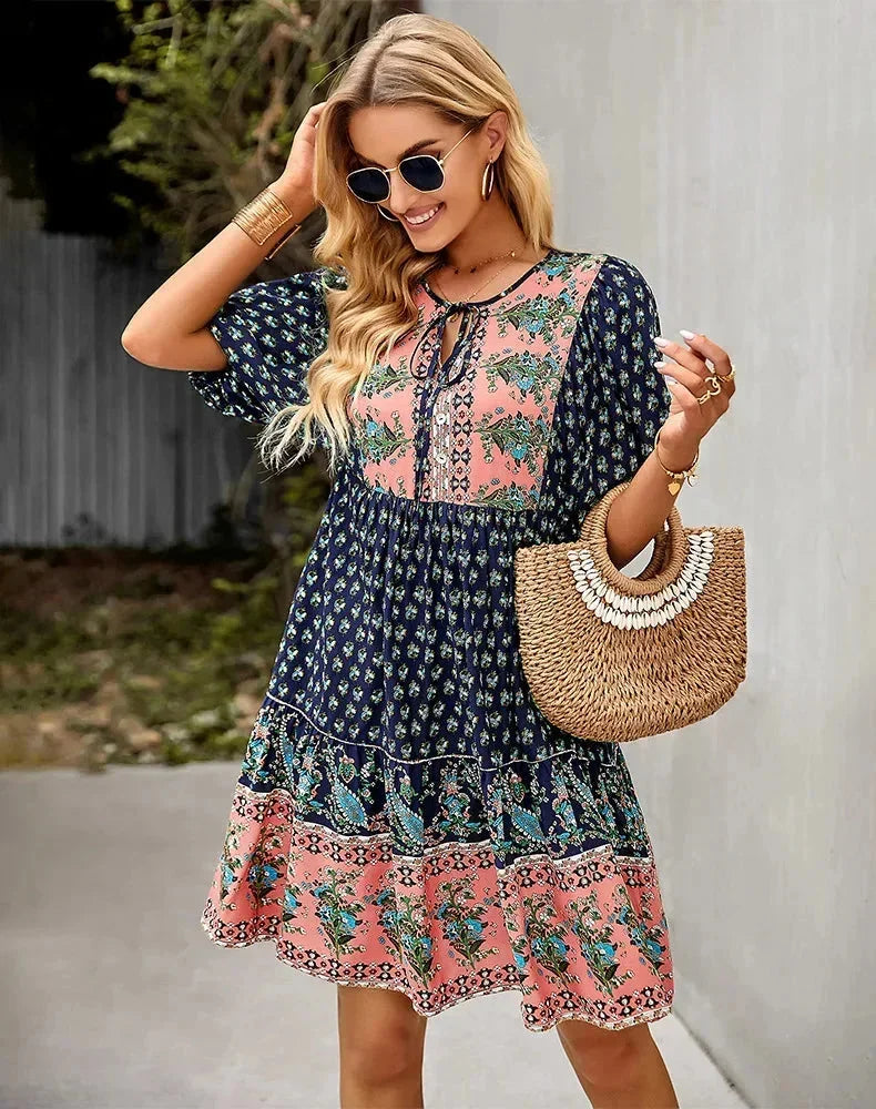 Robe courte bohème à motifs col V manches courtes étés | Coupe féminine + Style élégant + Facile à accessoiriser – ROBEMODE