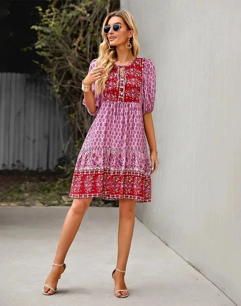 Robe courte bohème à motifs col V manches courtes étés | Coupe féminine + Style élégant + Facile à accessoiriser – ROBEMODE