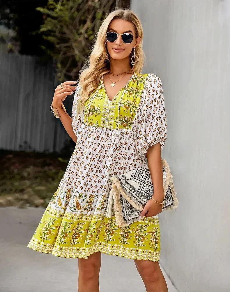 Robe courte bohème à motifs col V manches courtes étés | Coupe féminine + Style élégant + Facile à accessoiriser – ROBEMODE