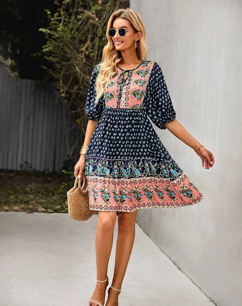Robe courte bohème à motifs col V manches courtes étés | Coupe féminine + Style élégant + Facile à accessoiriser – ROBEMODE