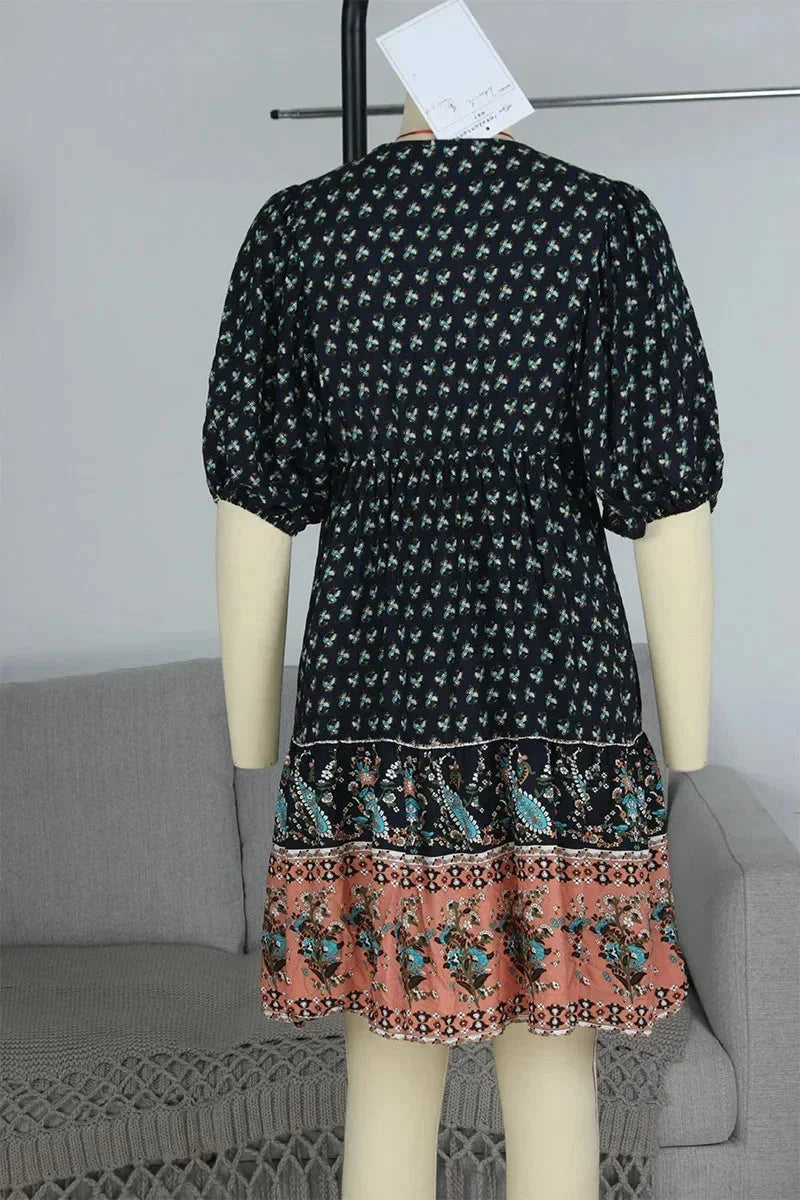 Robe courte bohème à motifs col V manches courtes étés | Coupe féminine + Style élégant + Facile à accessoiriser – ROBEMODE