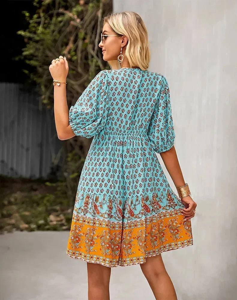 Robe courte bohème à motifs col V manches courtes étés | Coupe féminine + Style élégant + Facile à accessoiriser – ROBEMODE