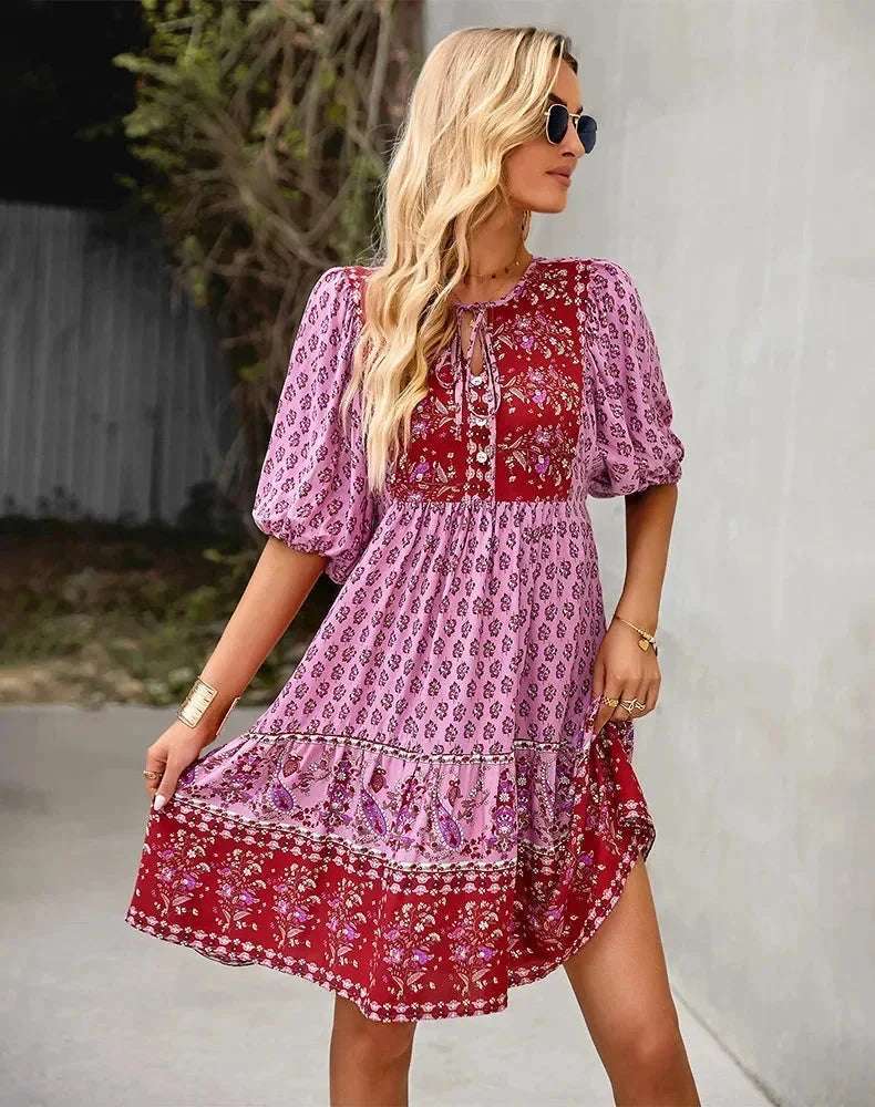 Robe courte bohème à motifs col V manches courtes étés | Coupe féminine + Style élégant + Facile à accessoiriser – ROBEMODE