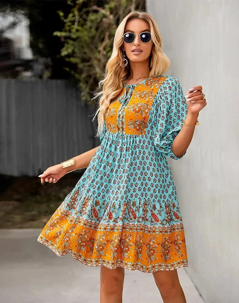 Robe courte bohème à motifs col V manches courtes étés | Coupe féminine + Style élégant + Facile à accessoiriser – ROBEMODE