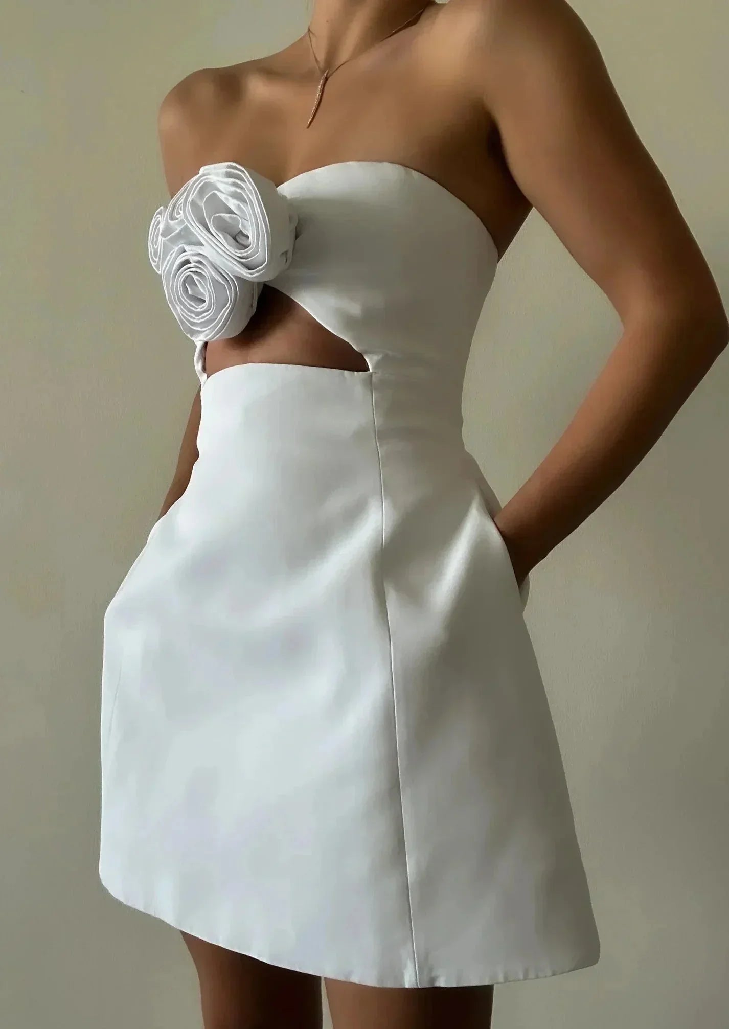 Robe courte bustier femme avec découpe florale soirée | Coupe féminine + Style élégant + Facile à accessoiriser – ROBEMODE