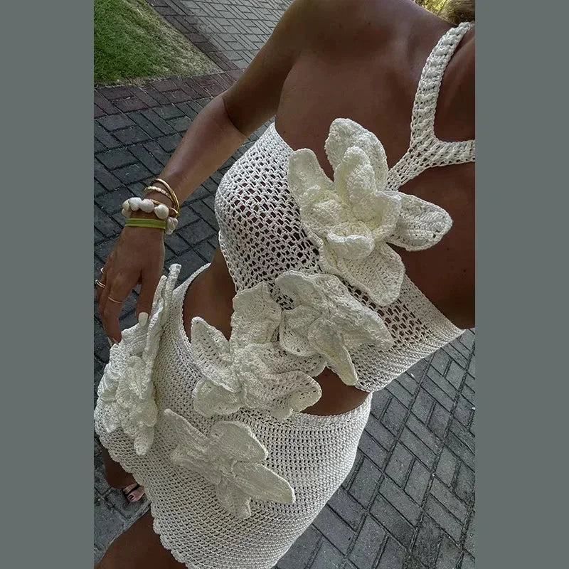 Robe courte femme crochet avec découpes et fleurs décoratives | ROBEMODE