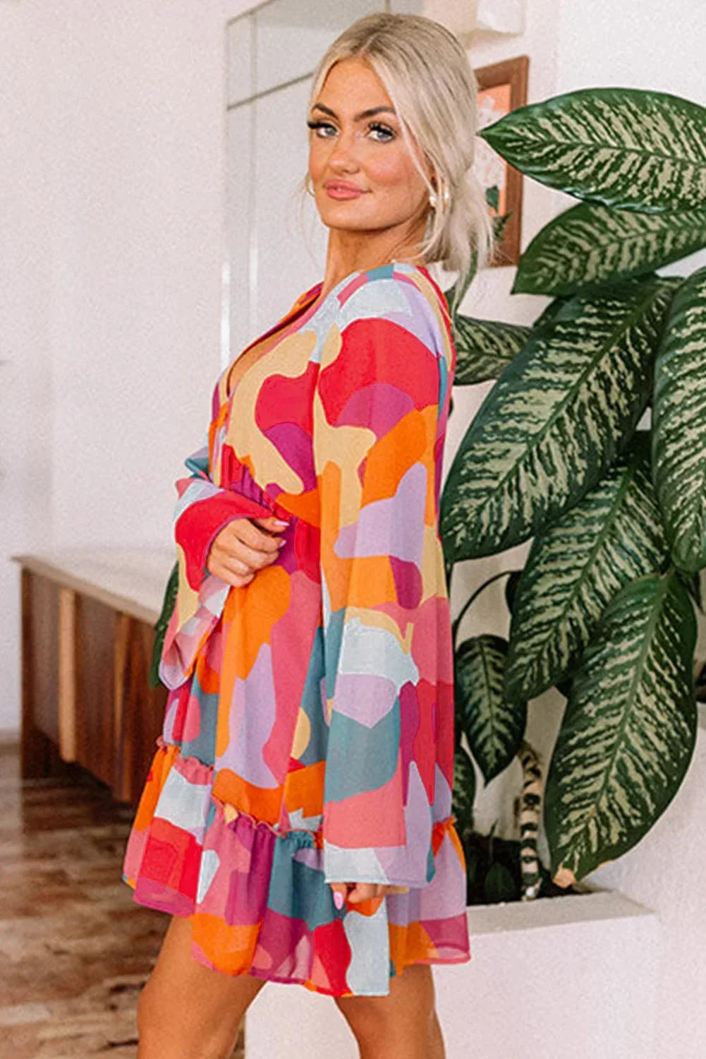 Robe courte femme colorée à manches longues décolleté V | Coupe féminine + Style élégant + Facile à accessoiriser – ROBEMODE