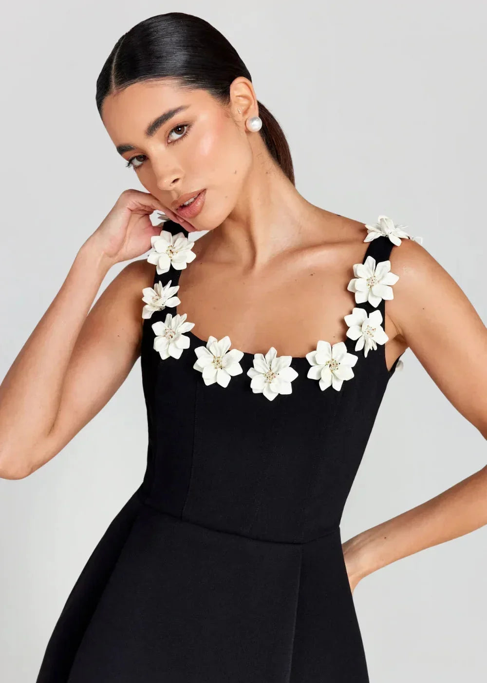 Robe courte femme noire avec broderies florales blanches | Coupe féminine + Style élégant + Facile à accessoiriser – ROBEMODE