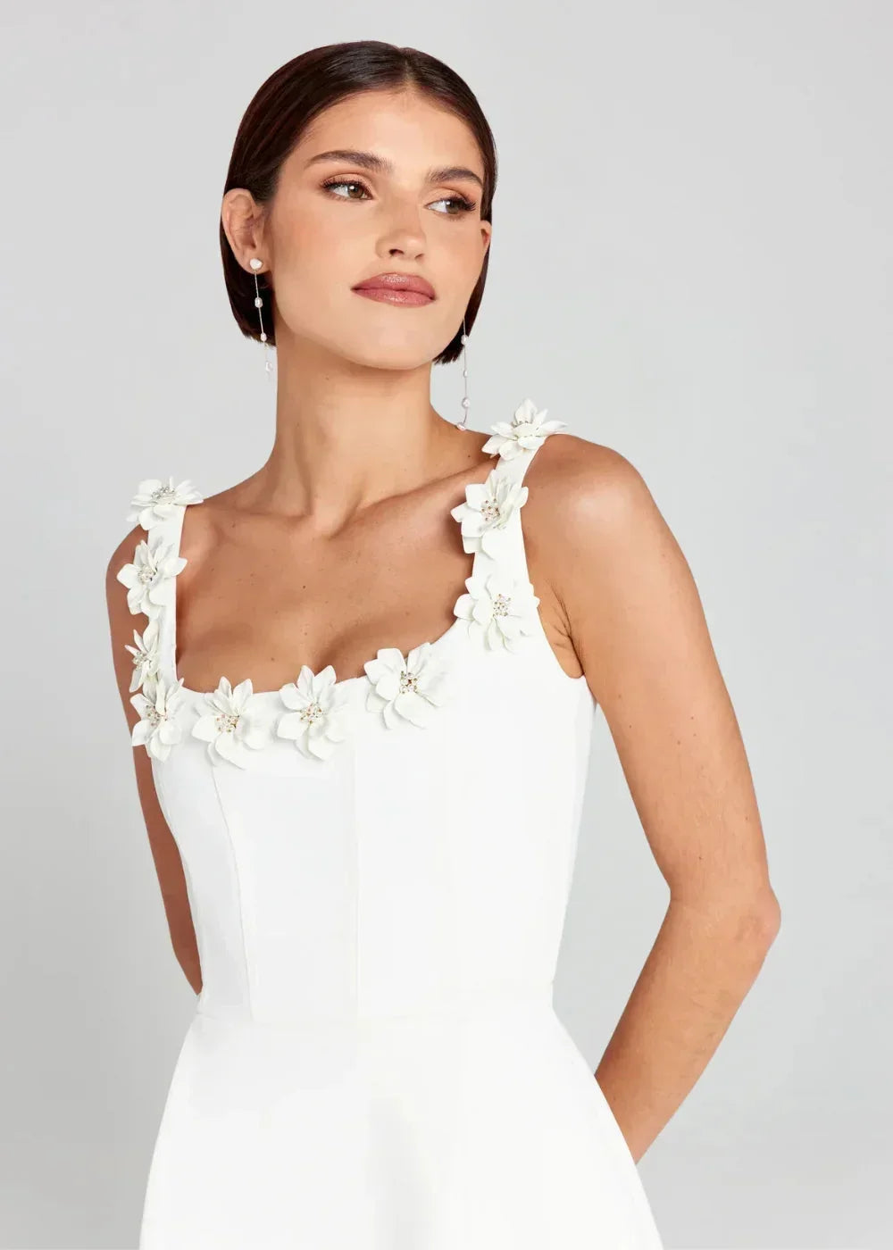 Robe courte femme noire avec broderies florales blanches | Coupe féminine + Style élégant + Facile à accessoiriser – ROBEMODE