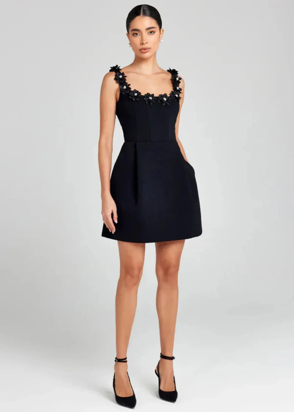 Robe courte femme noire avec broderies florales blanches | Coupe féminine + Style élégant + Facile à accessoiriser – ROBEMODE
