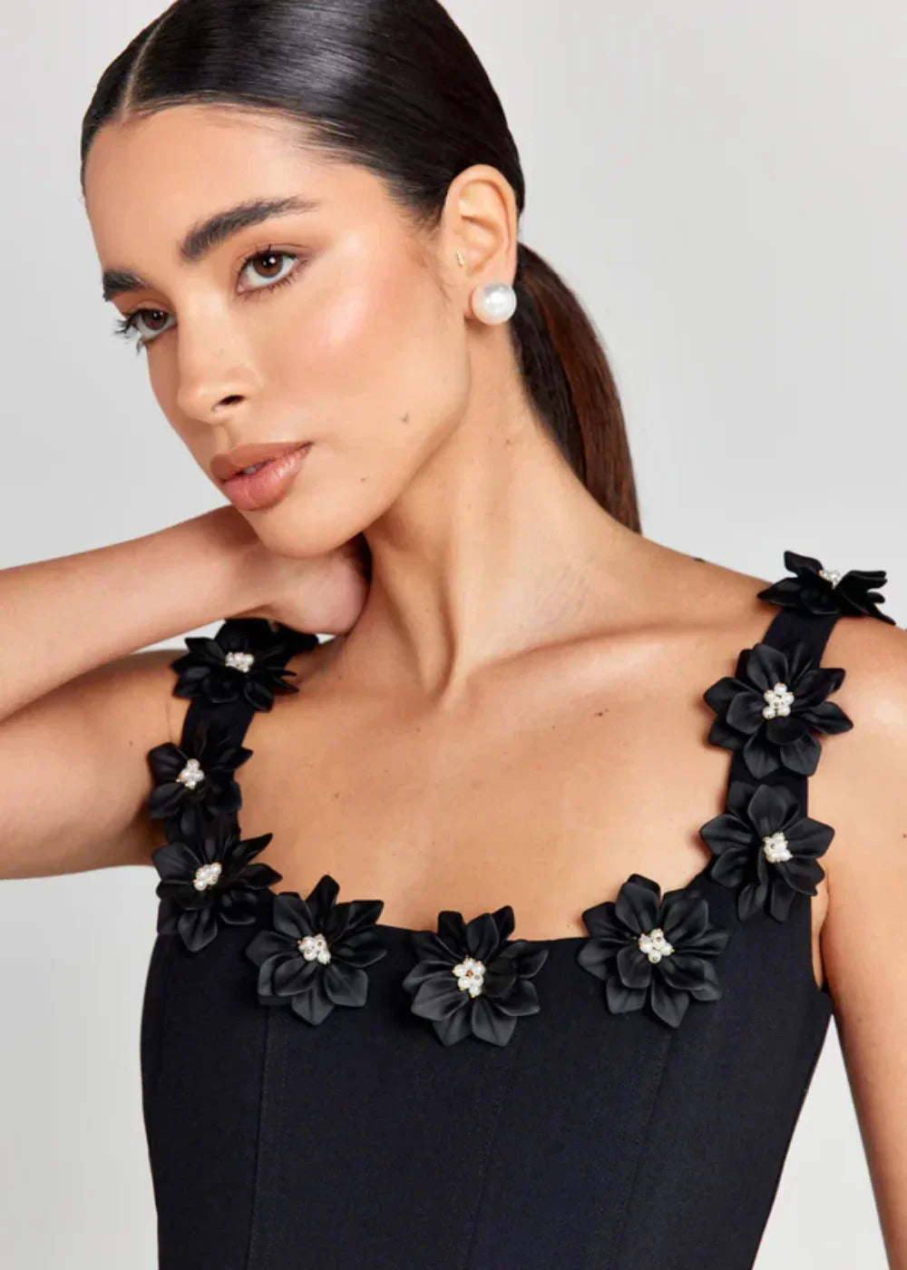 Robe courte femme noire avec broderies florales blanches | Coupe féminine + Style élégant + Facile à accessoiriser – ROBEMODE