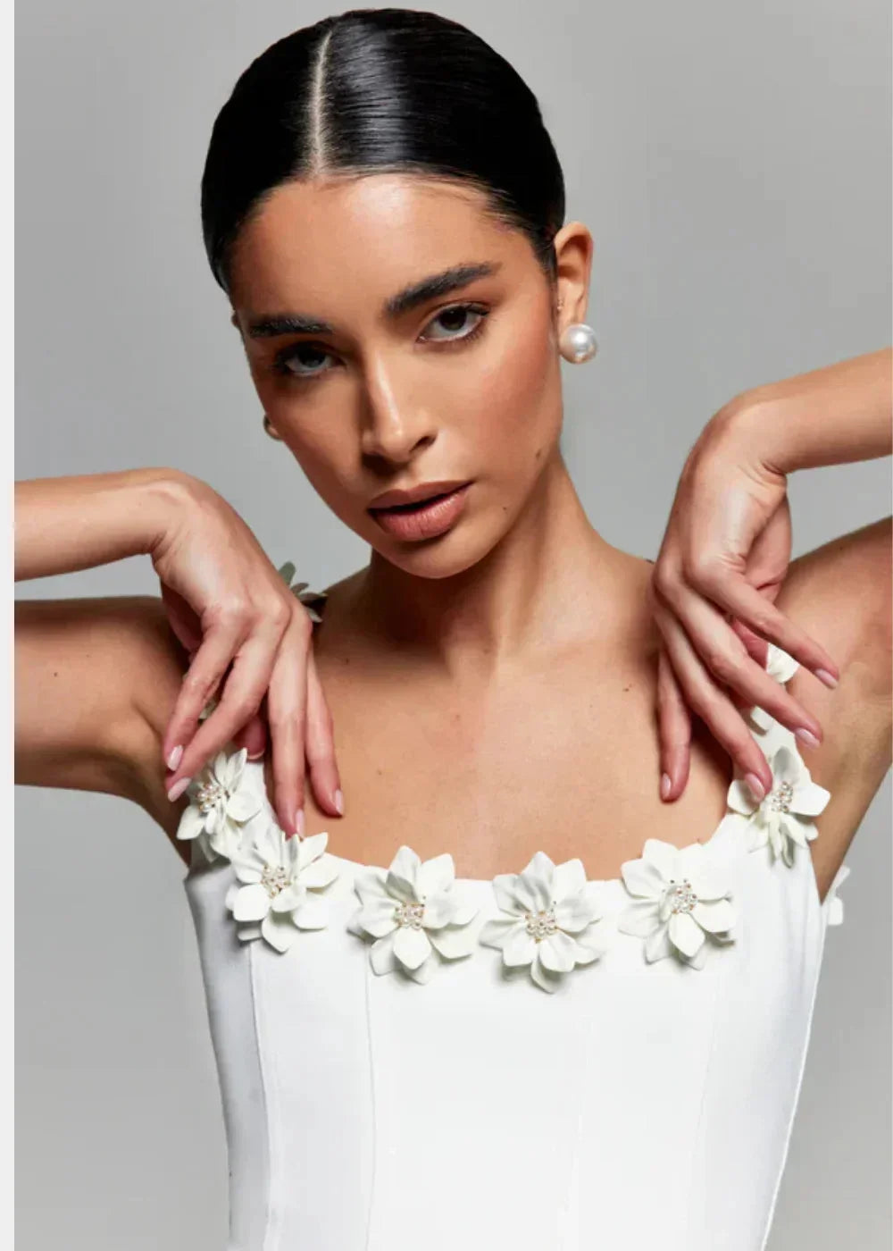 Robe courte femme noire avec broderies florales blanches | Coupe féminine + Style élégant + Facile à accessoiriser – ROBEMODE