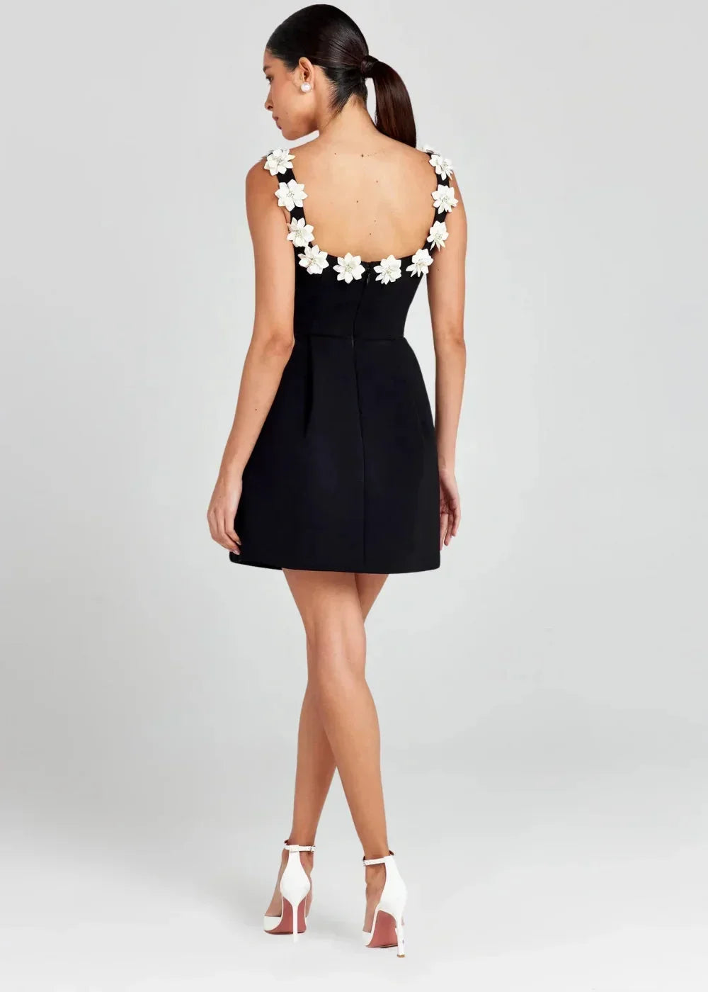 Robe courte femme noire avec broderies florales blanches | Coupe féminine + Style élégant + Facile à accessoiriser – ROBEMODE
