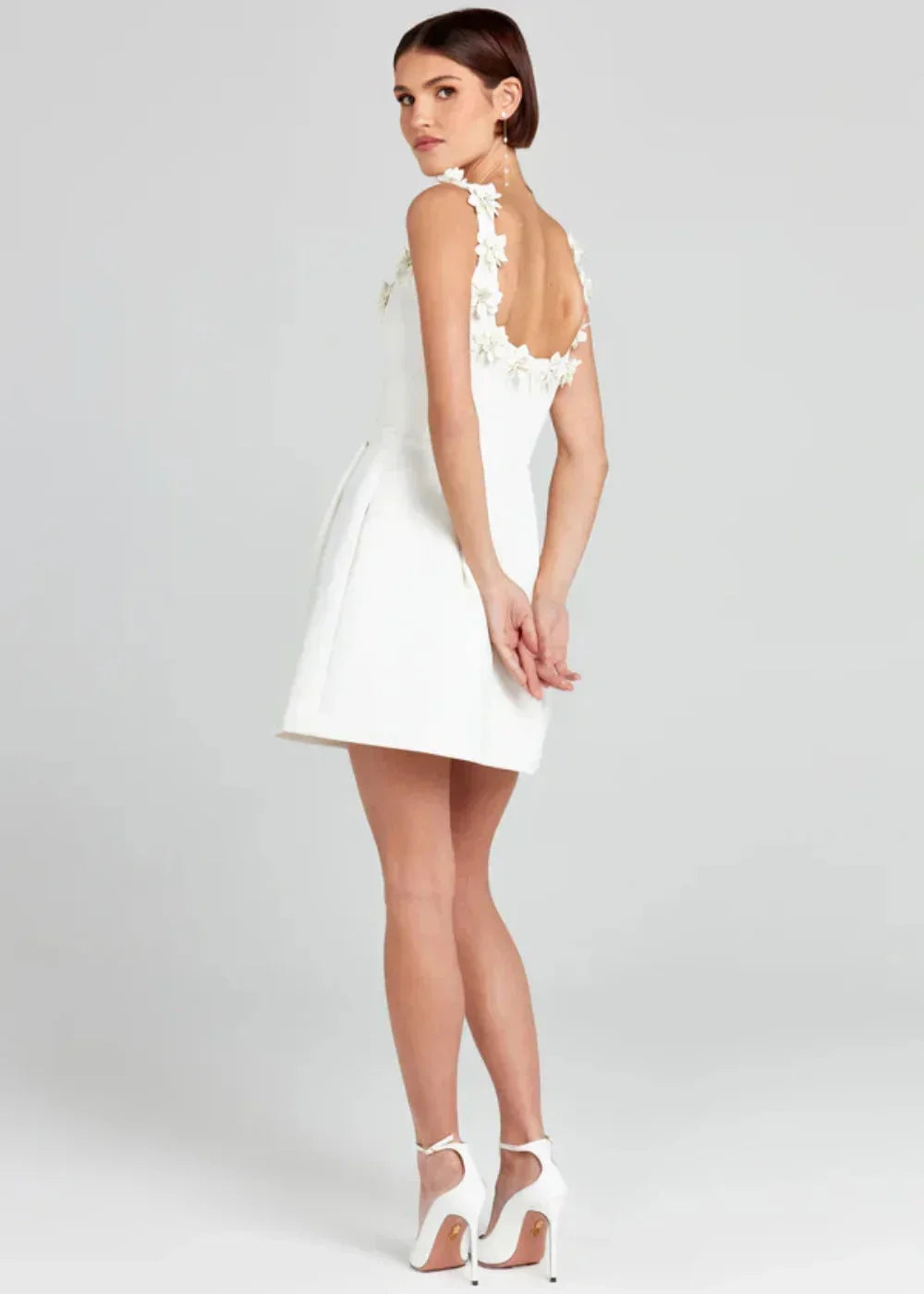 Robe courte femme noire avec broderies florales blanches | Coupe féminine + Style élégant + Facile à accessoiriser – ROBEMODE