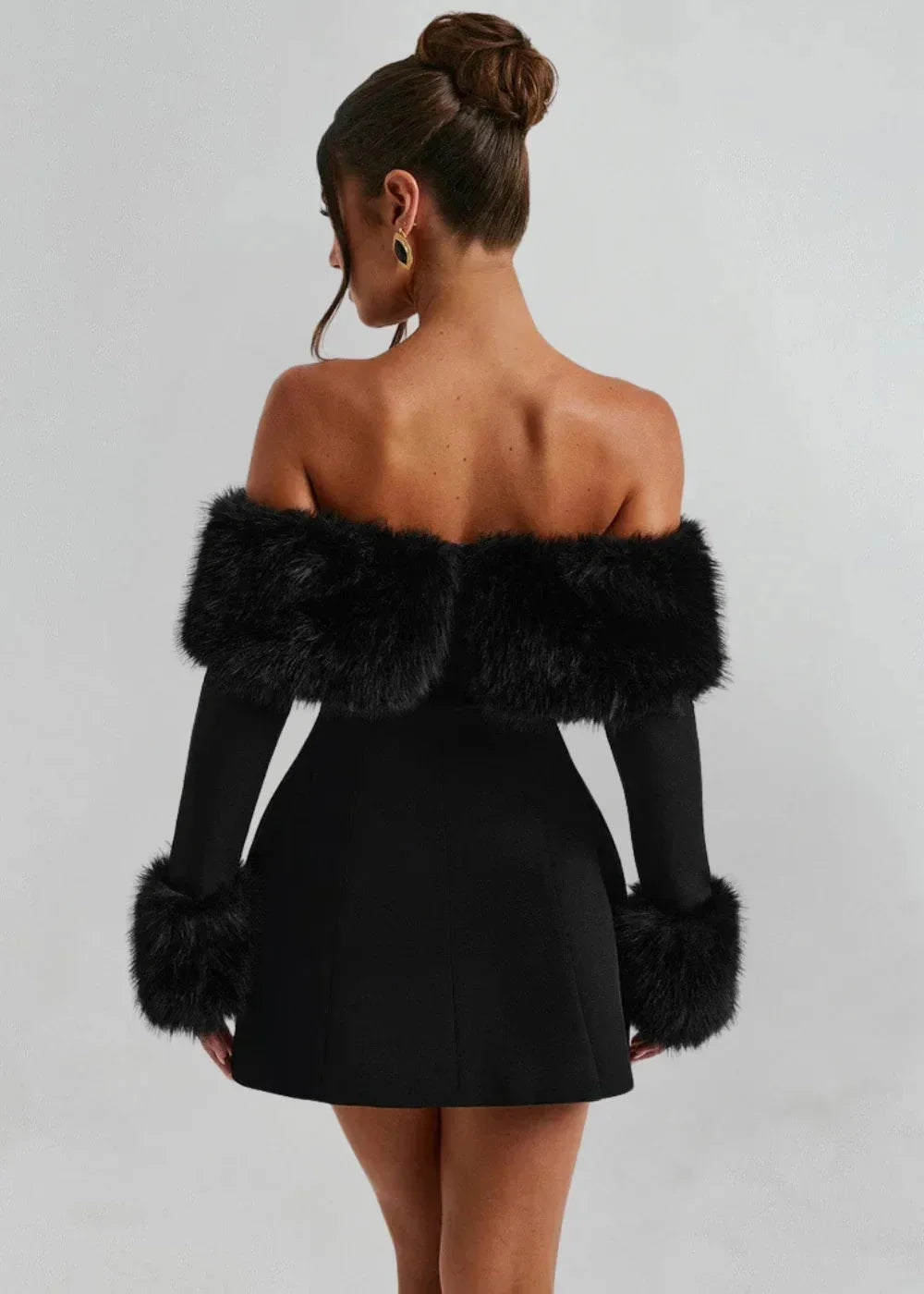 Robe Courte Noire Épaules Nues Détail Fourrure | ROBEMODE