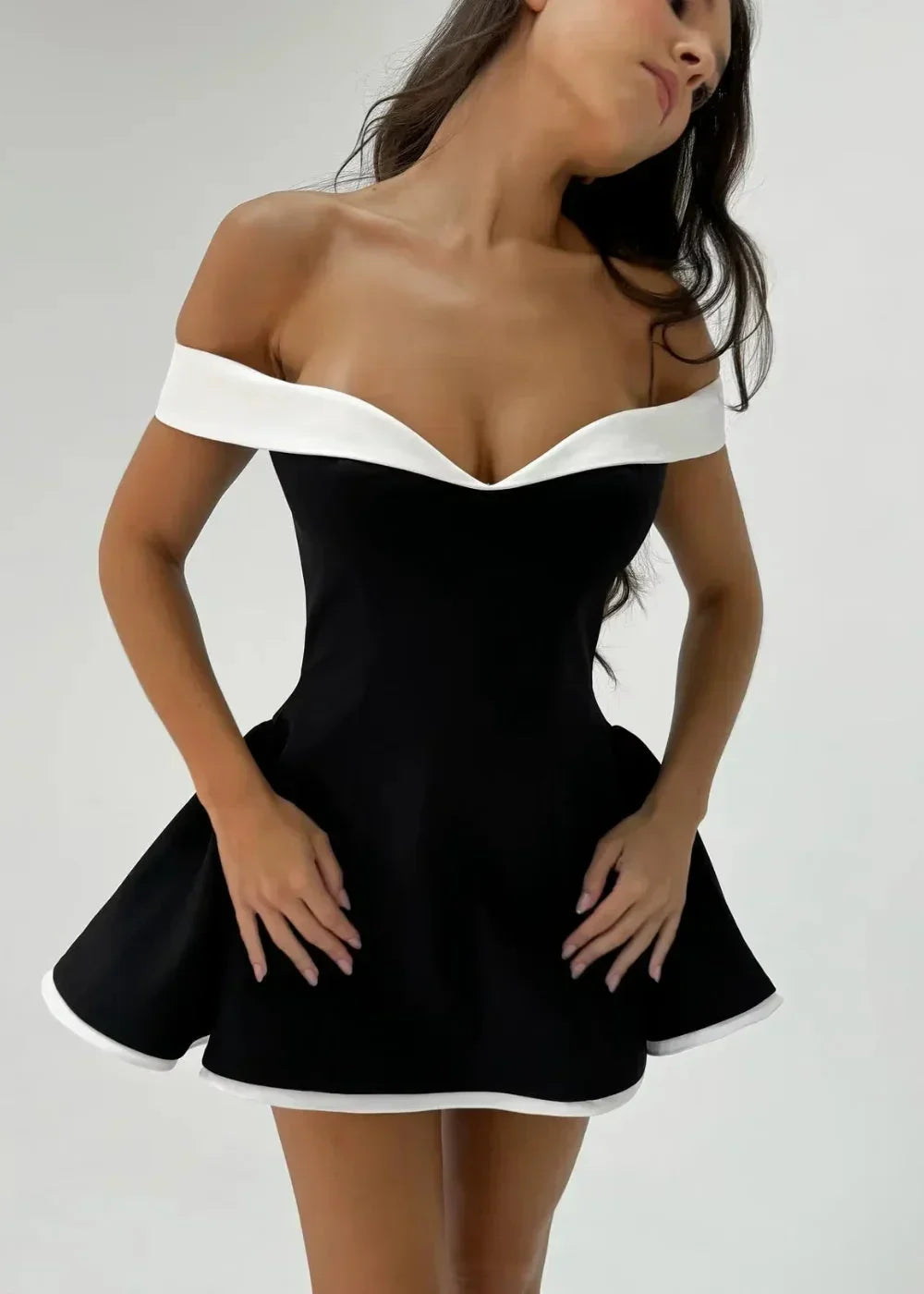 Robe Courte Noire Épaules Dénudées Bord Blanc Soirée | ROBEMODE