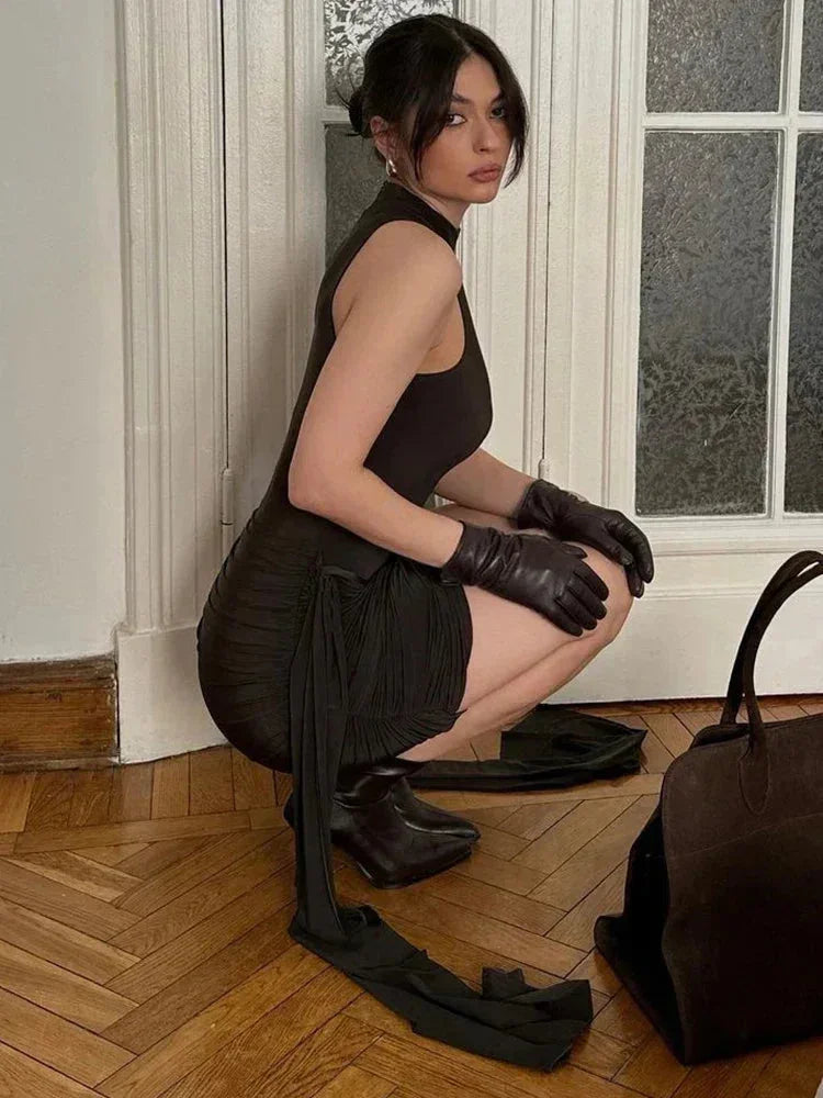 Robe Courte Noire Sans Manches Col Montant Soirée | ROBEMODE