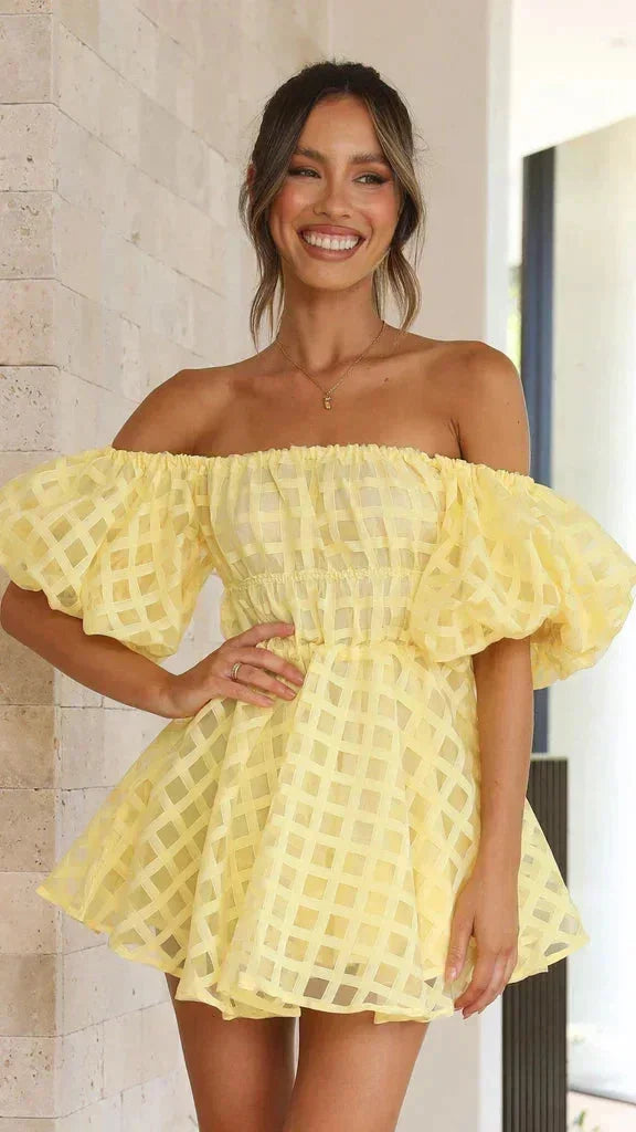Robe courte à épaules dénudées volantée manches bouffantes