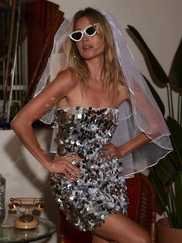 Robe courte femme scintillante sans bretelles dos nu soirée