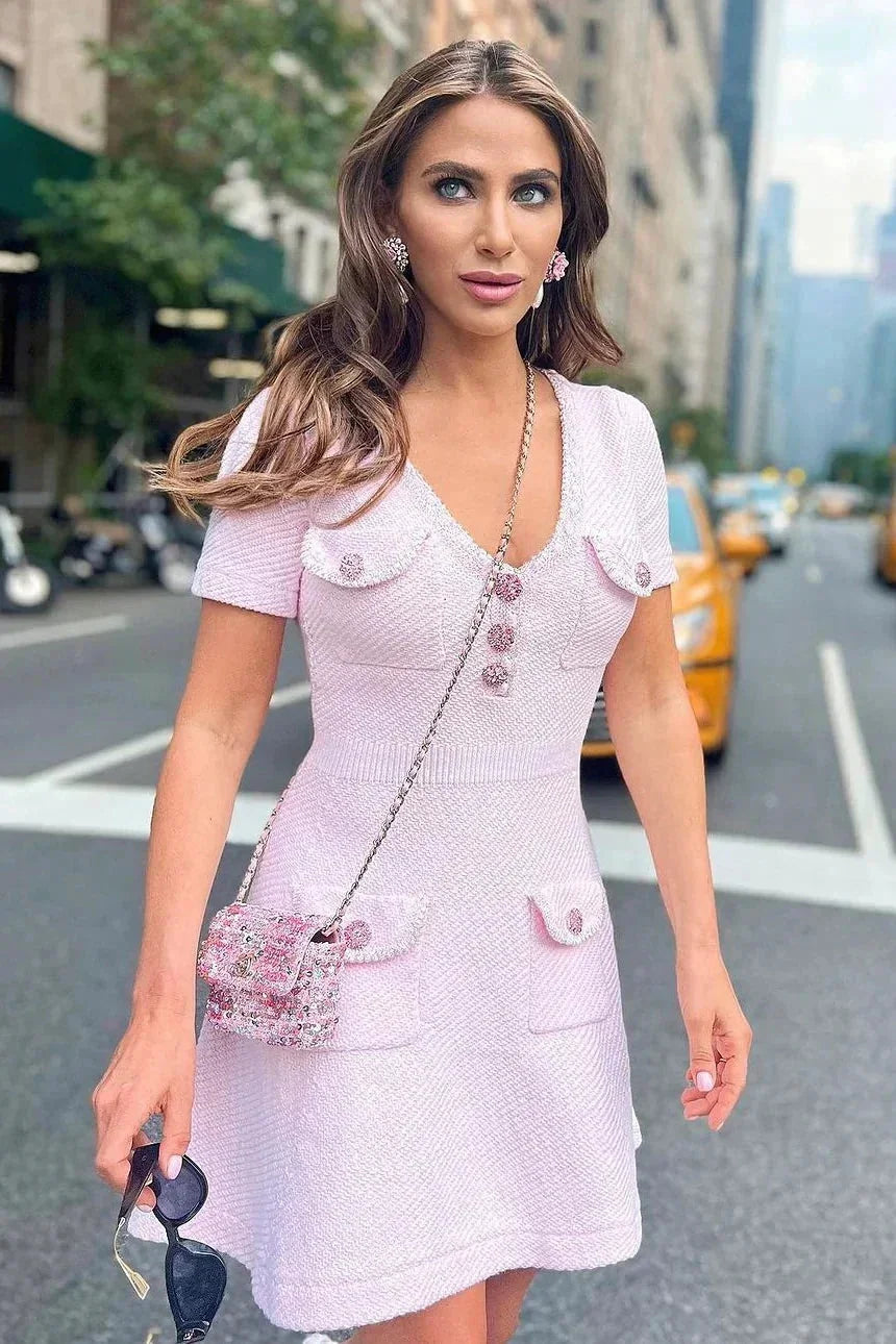 Robe courte rose avec boutons poches manches courtes | Coupe féminine + Style élégant + Facile à accessoiriser – ROBEMODE