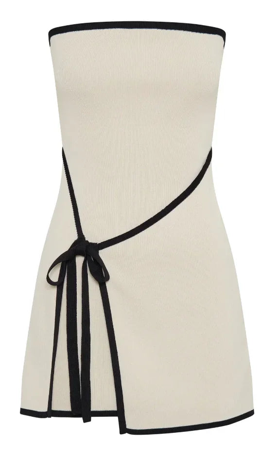 Robe courte beige sans manches bordures noires avec nœud