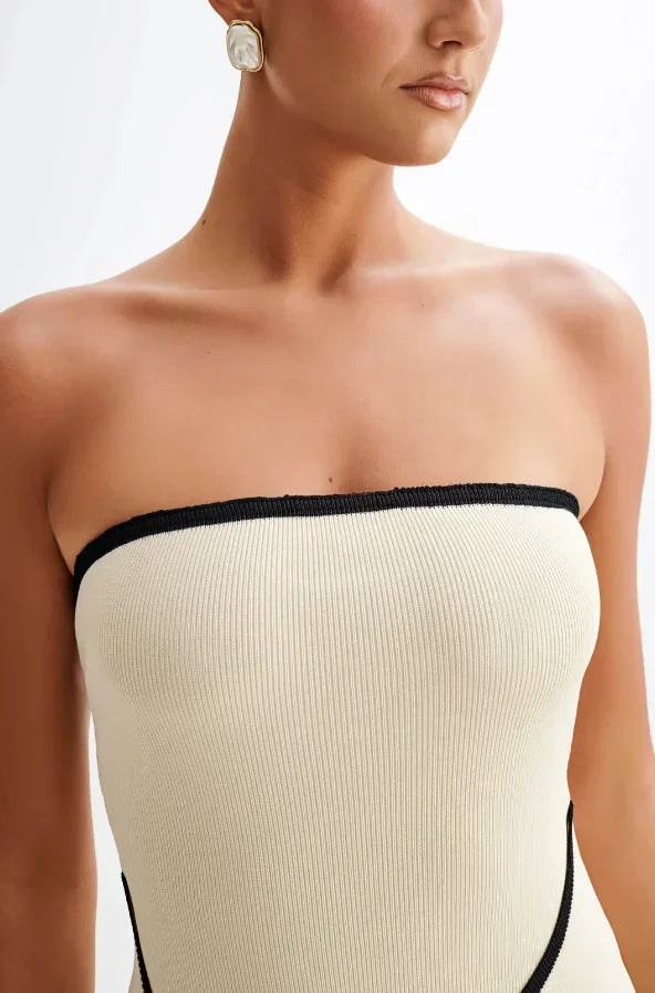 Robe courte beige sans manches bordures noires avec nœud