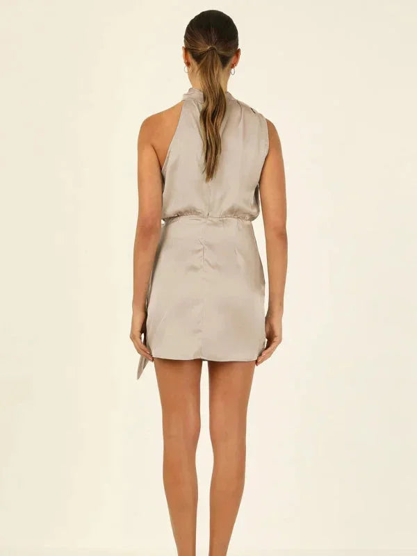 Robe courte femme satinée col bénitier avec ceinture | ROBEMODE