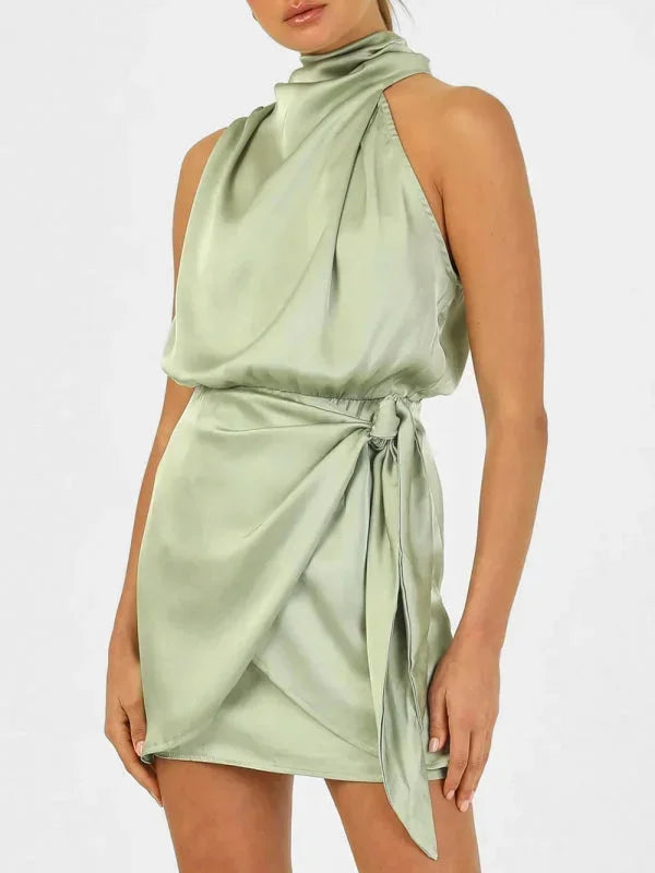 Robe courte femme satinée col bénitier avec ceinture | ROBEMODE