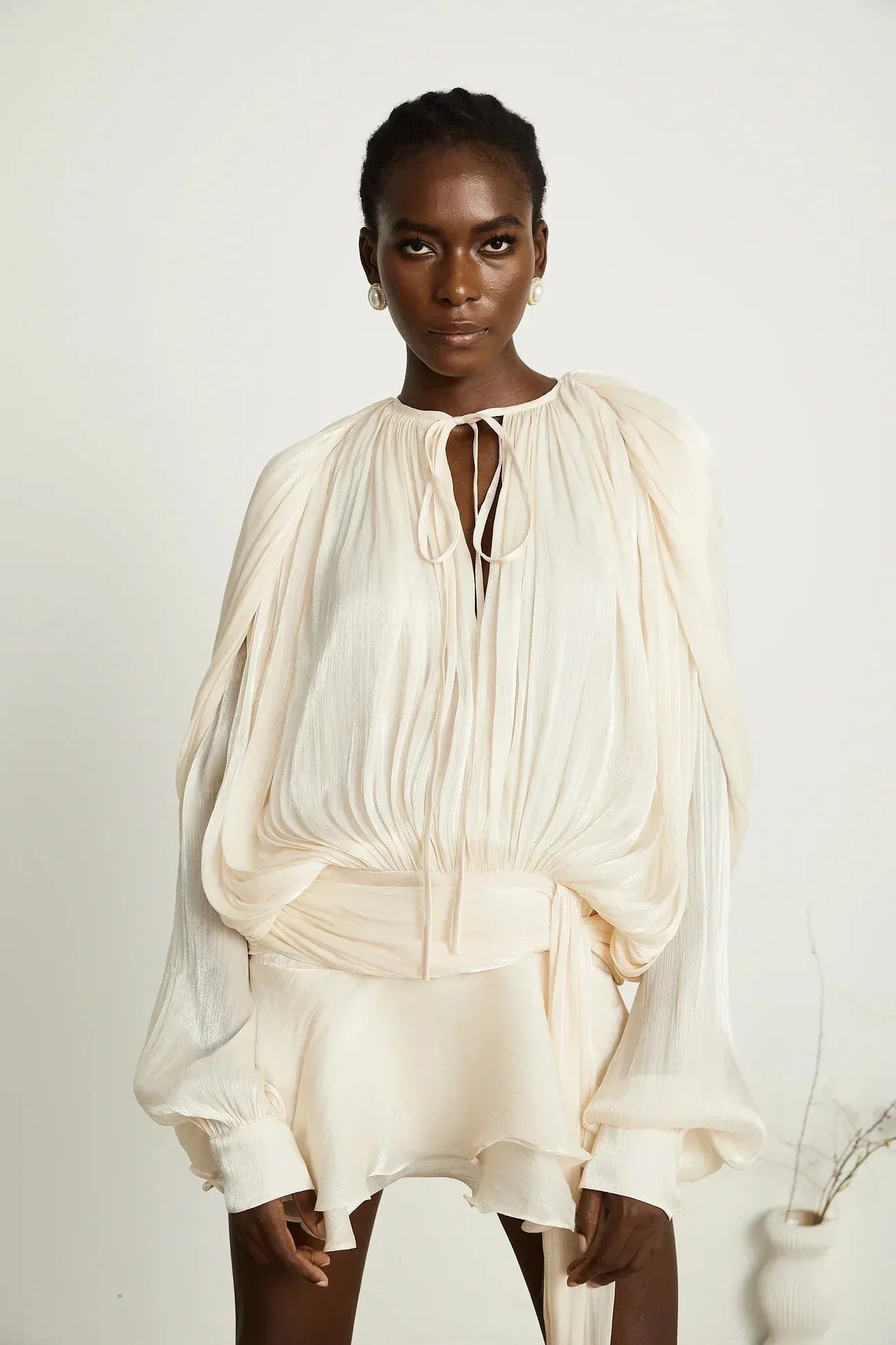 Robe Courte Fluide Satin Manches Longues Ceinture Nouée | Soirée Élégante | ROBEMODE