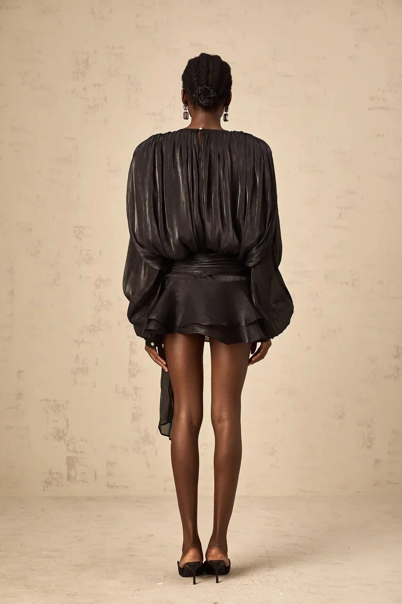 Robe Courte Fluide Satin Manches Longues Ceinture Nouée | Soirée Élégante | ROBEMODE