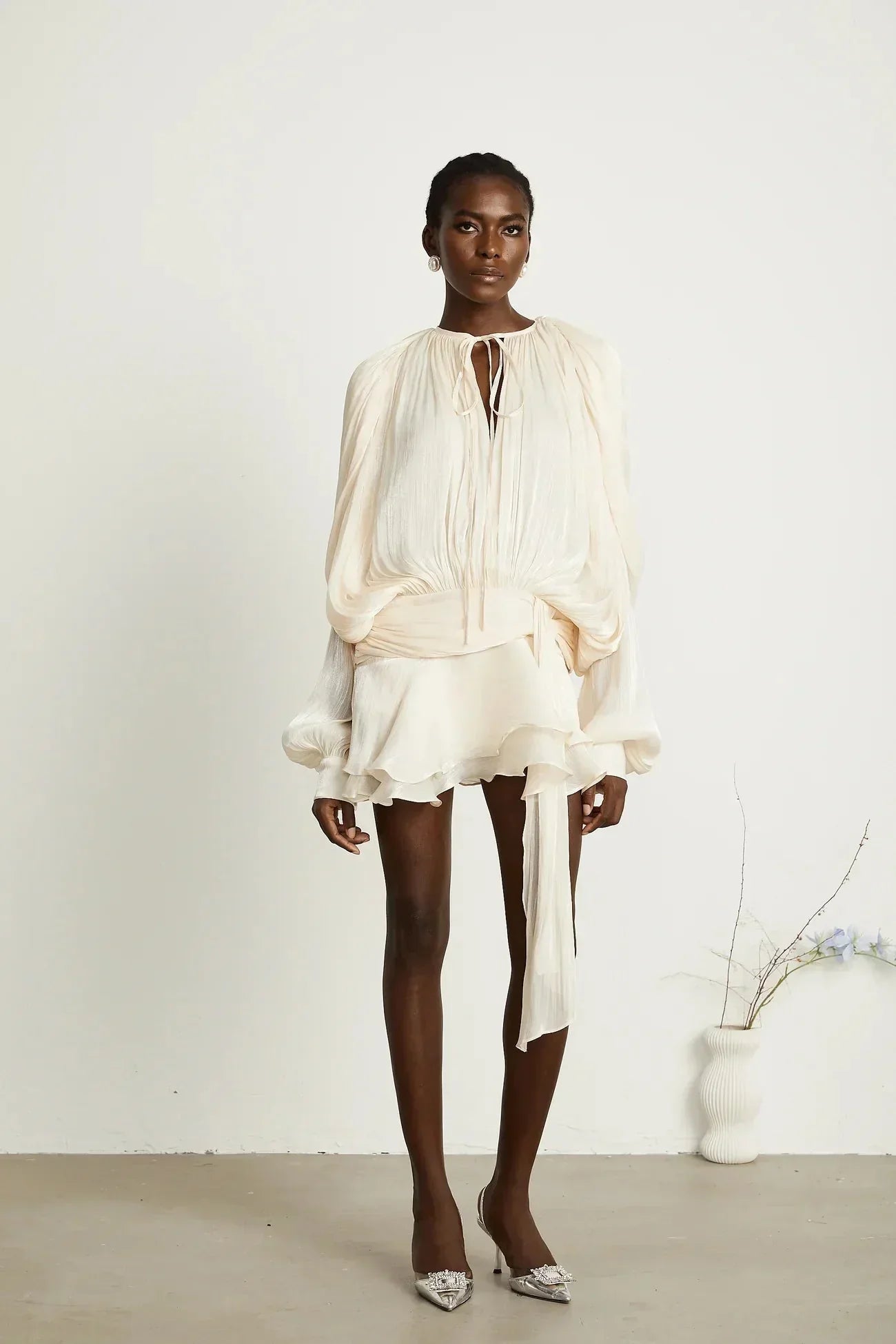 Robe Courte Fluide Satin Manches Longues Ceinture Nouée | Soirée Élégante | ROBEMODE