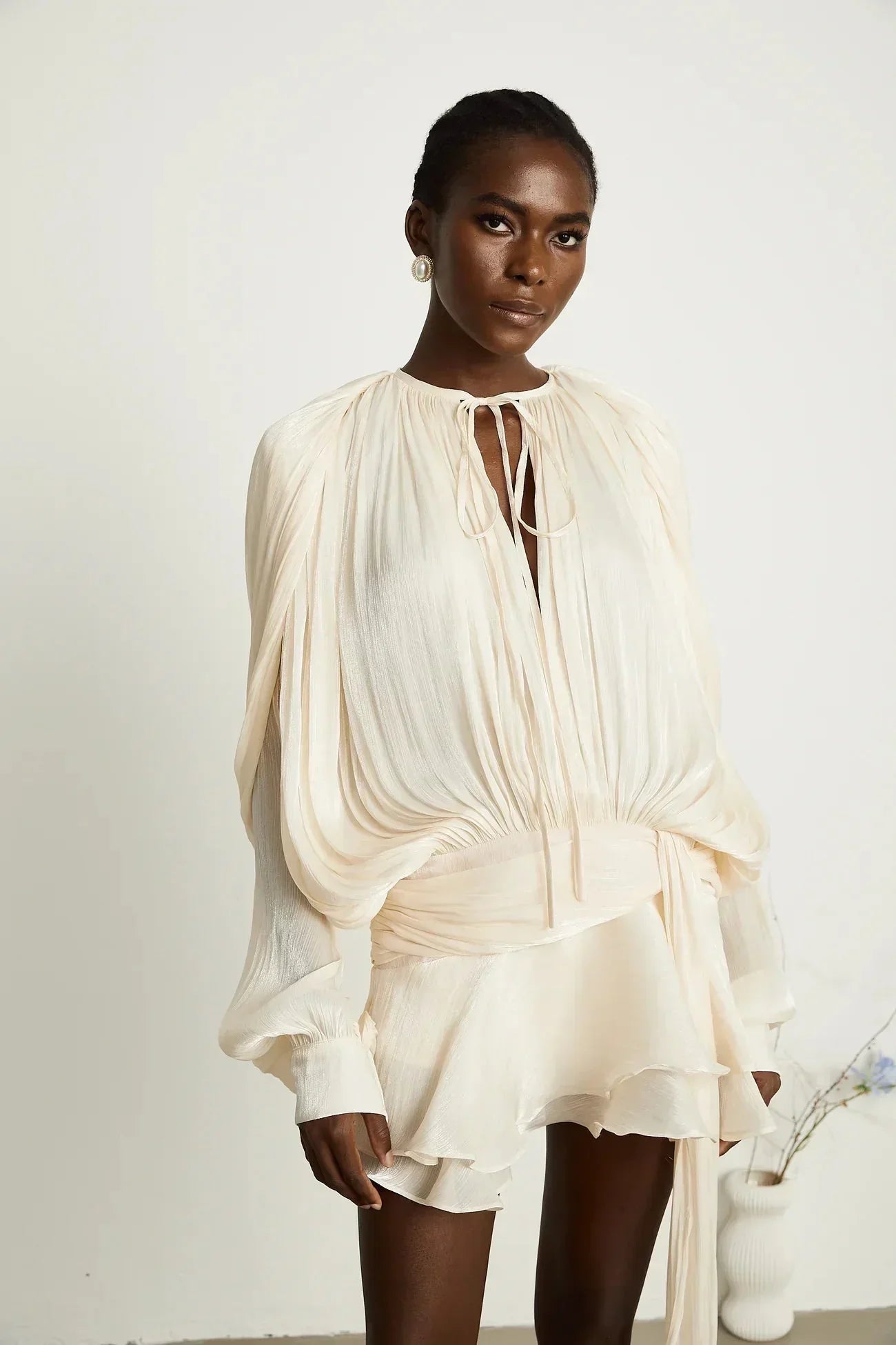 Robe Courte Fluide Satin Manches Longues Ceinture Nouée | Soirée Élégante | ROBEMODE