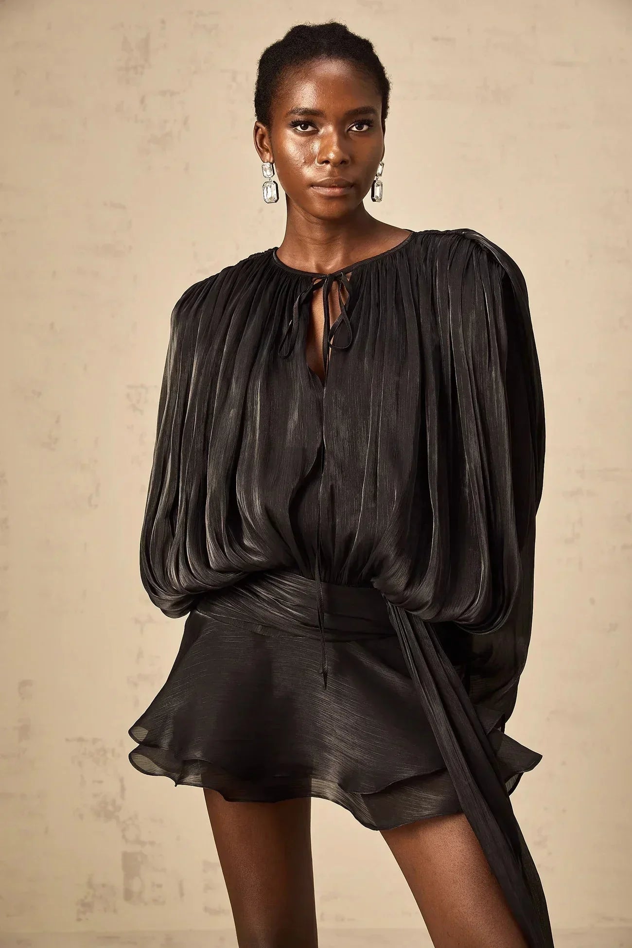 Robe Courte Fluide Satin Manches Longues Ceinture Nouée | Soirée Élégante | ROBEMODE