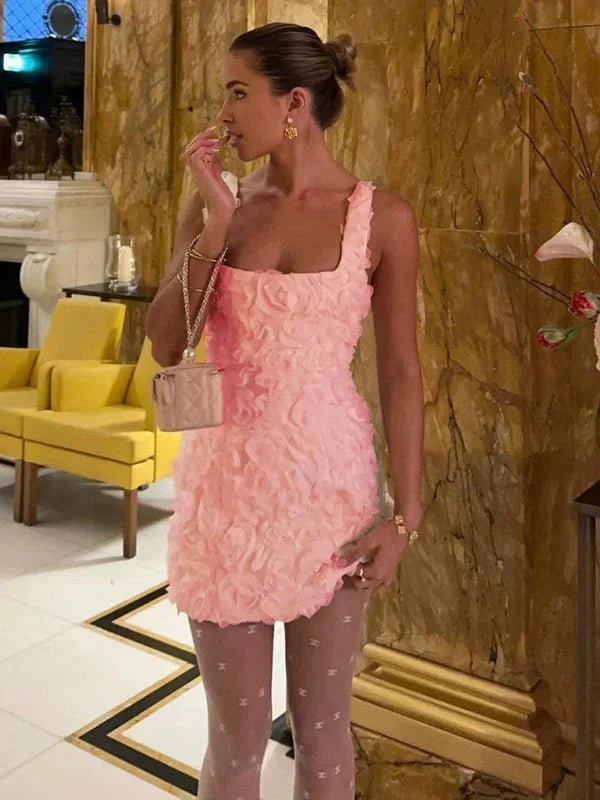 Robe courte soirée avec bretelles et texture florale