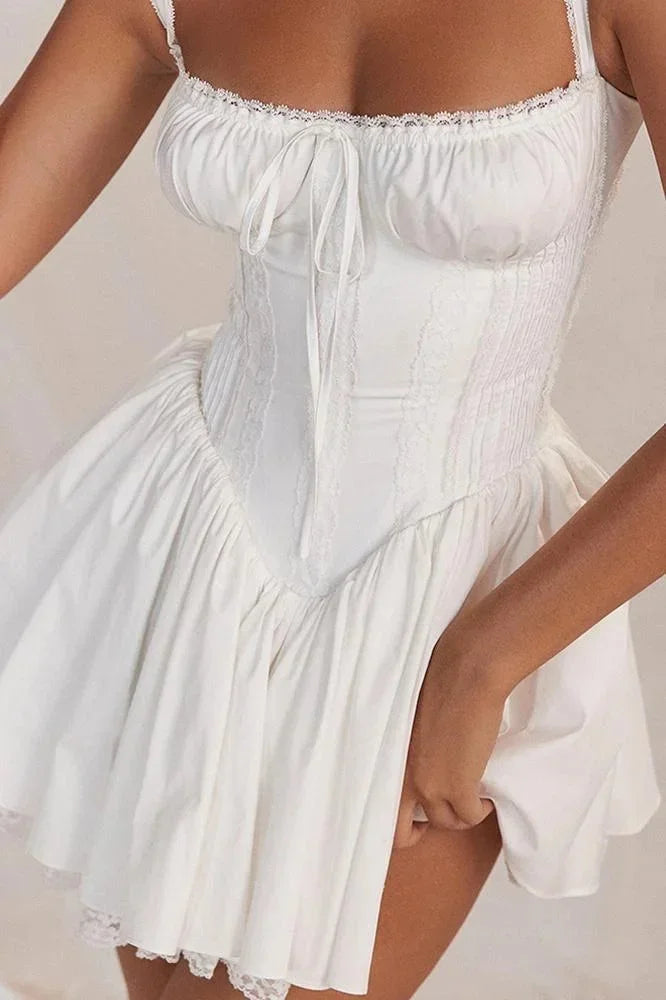 Robe courte évasée avec bretelles et décolleté froncé | ROBEMODE
