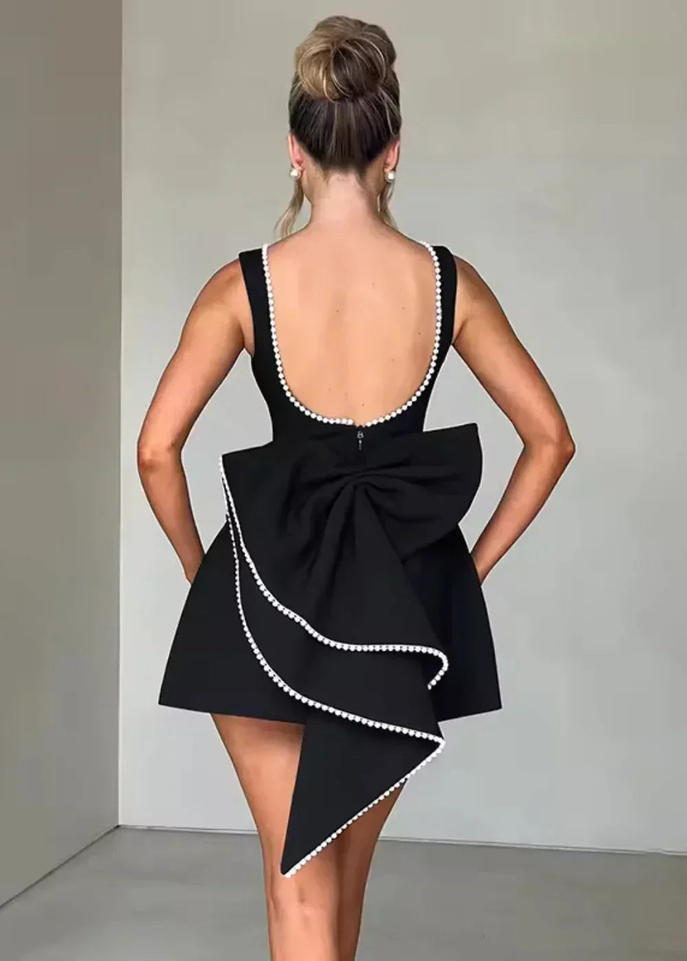 Mini robe dos nu nœud perlé soirée