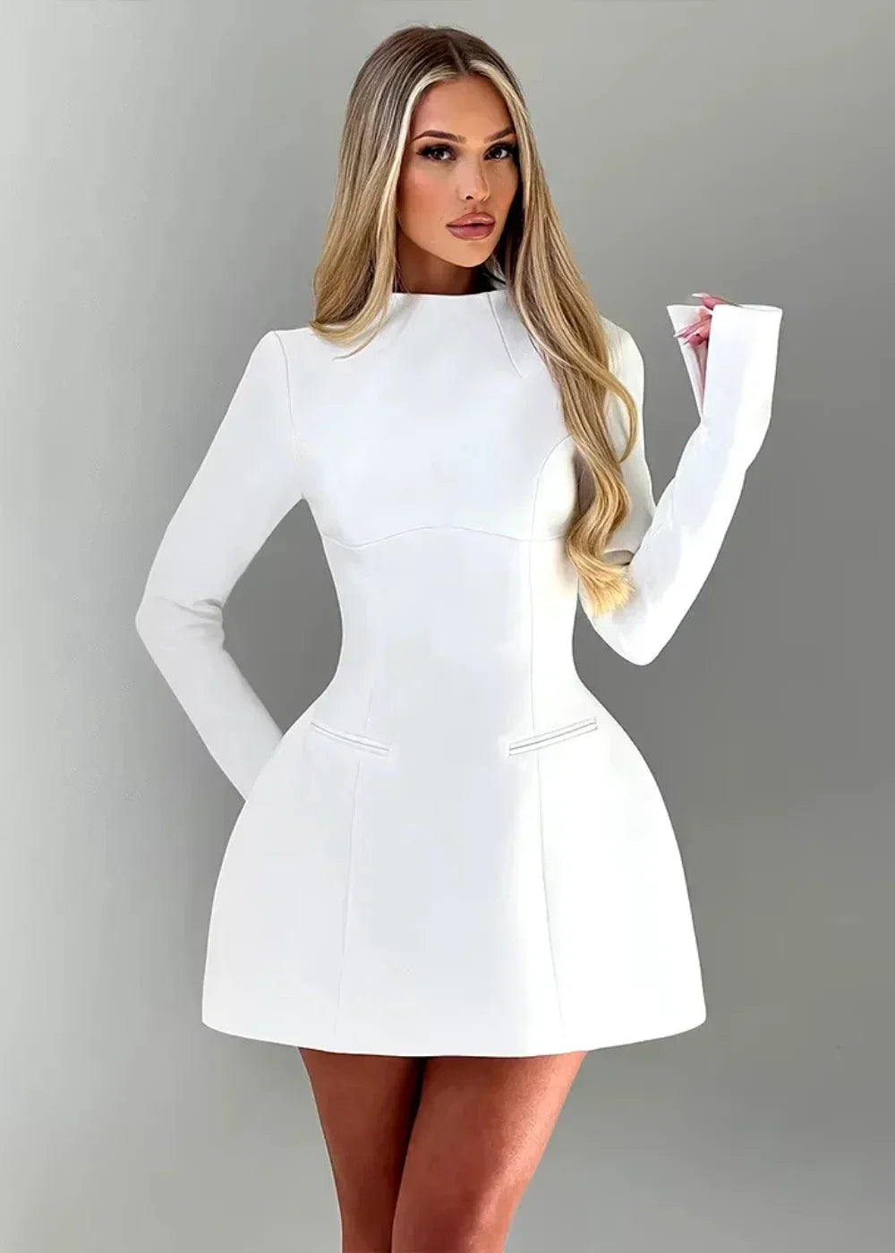 Mini robe évasée manches longues dos nu soirée