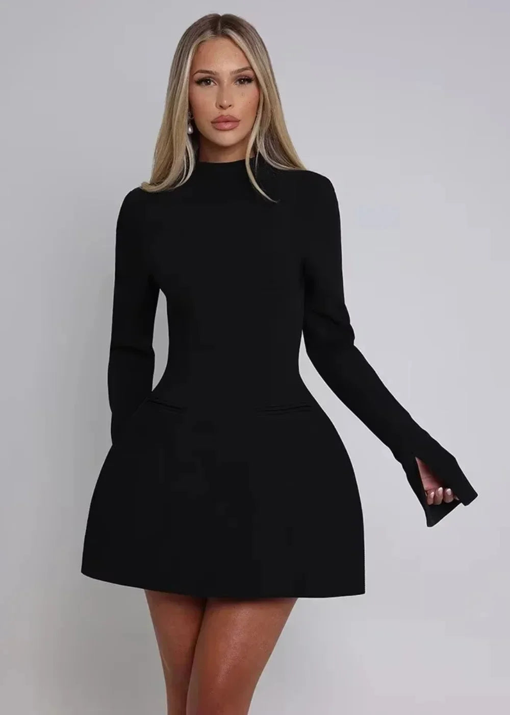 Mini robe évasée manches longues dos nu soirée