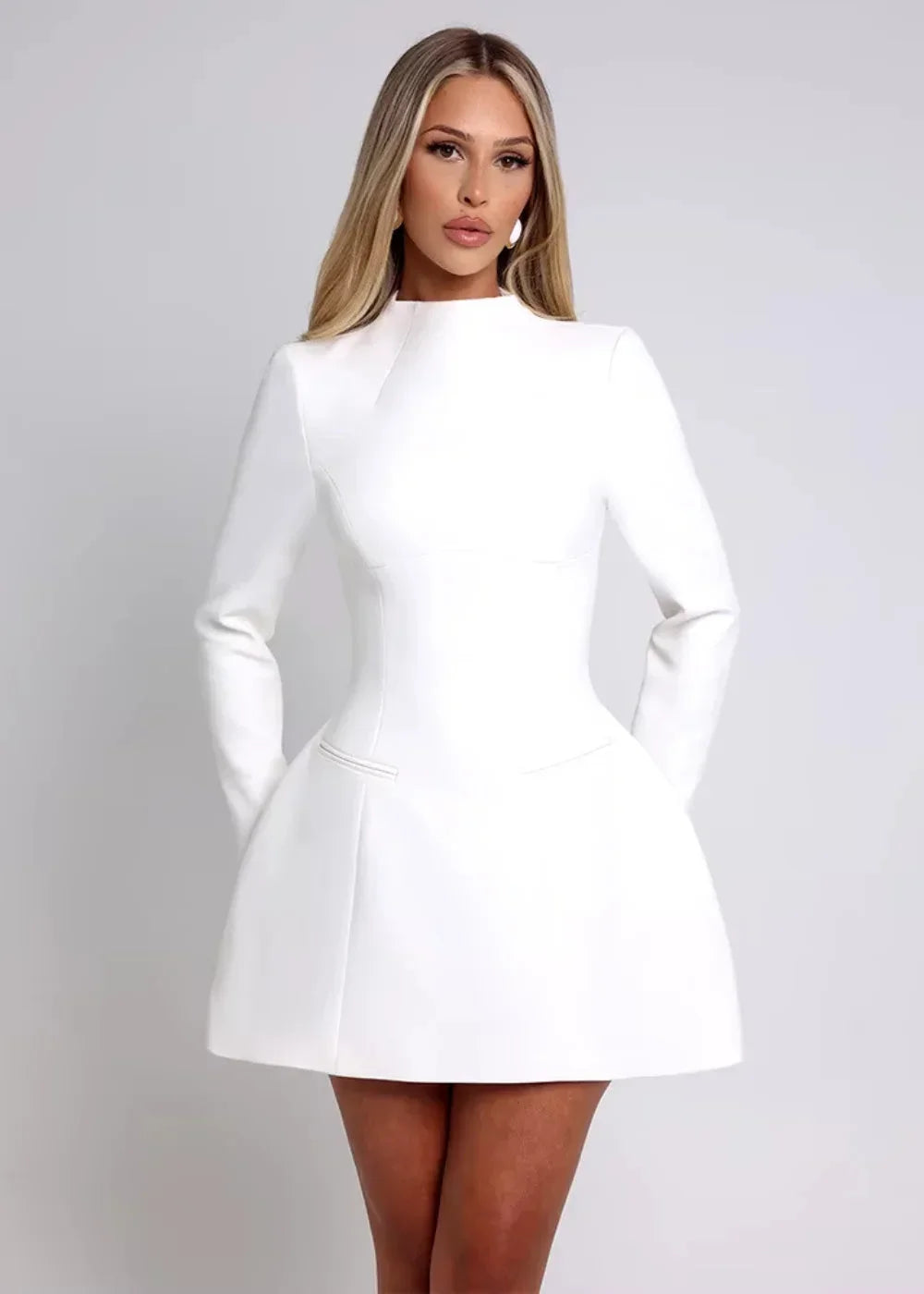 Mini robe évasée manches longues dos nu soirée
