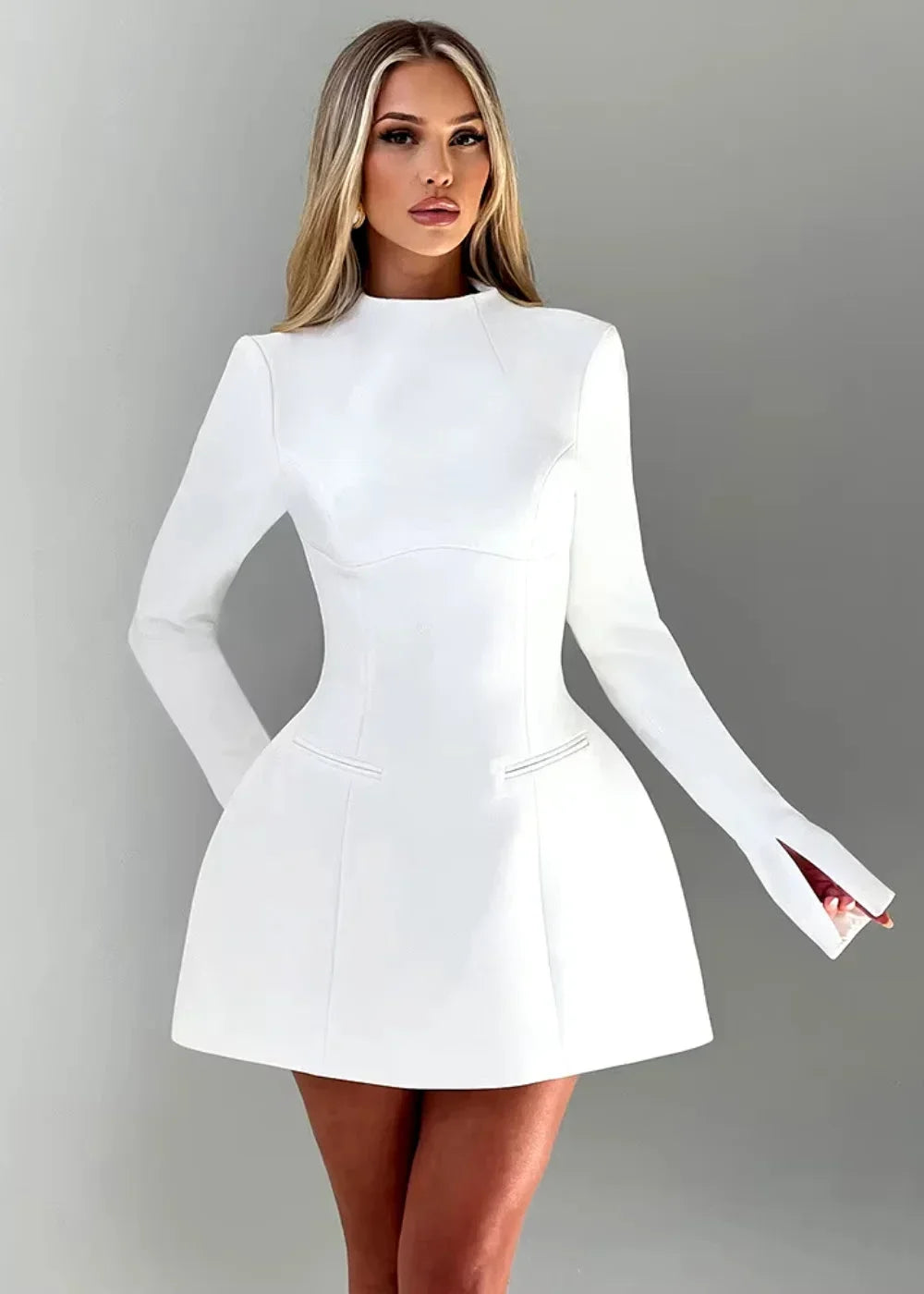 Mini robe évasée manches longues dos nu soirée