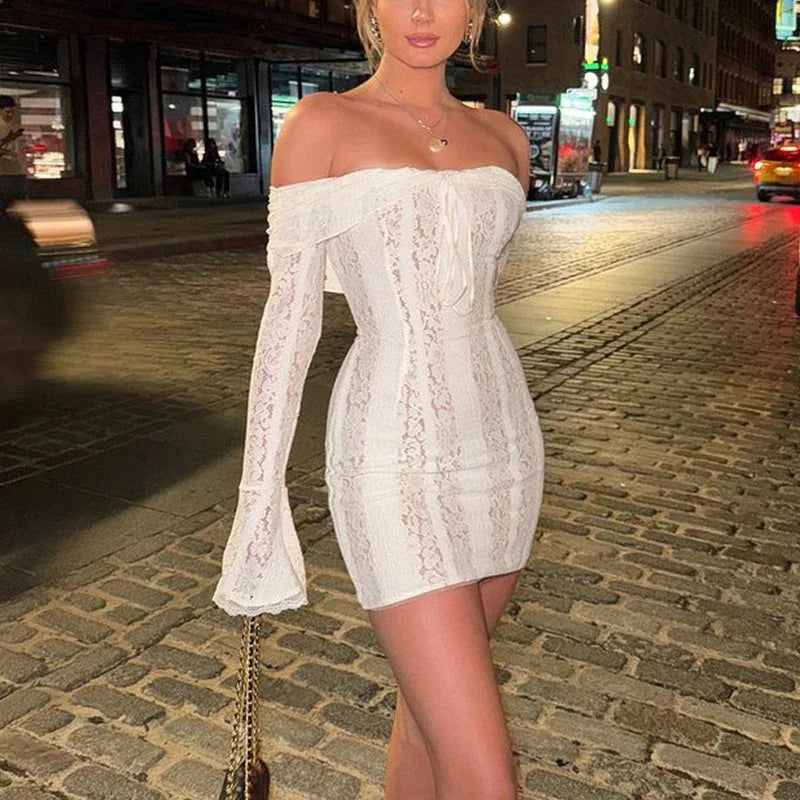 Robe courte en dentelle blanche à épaules dénudées