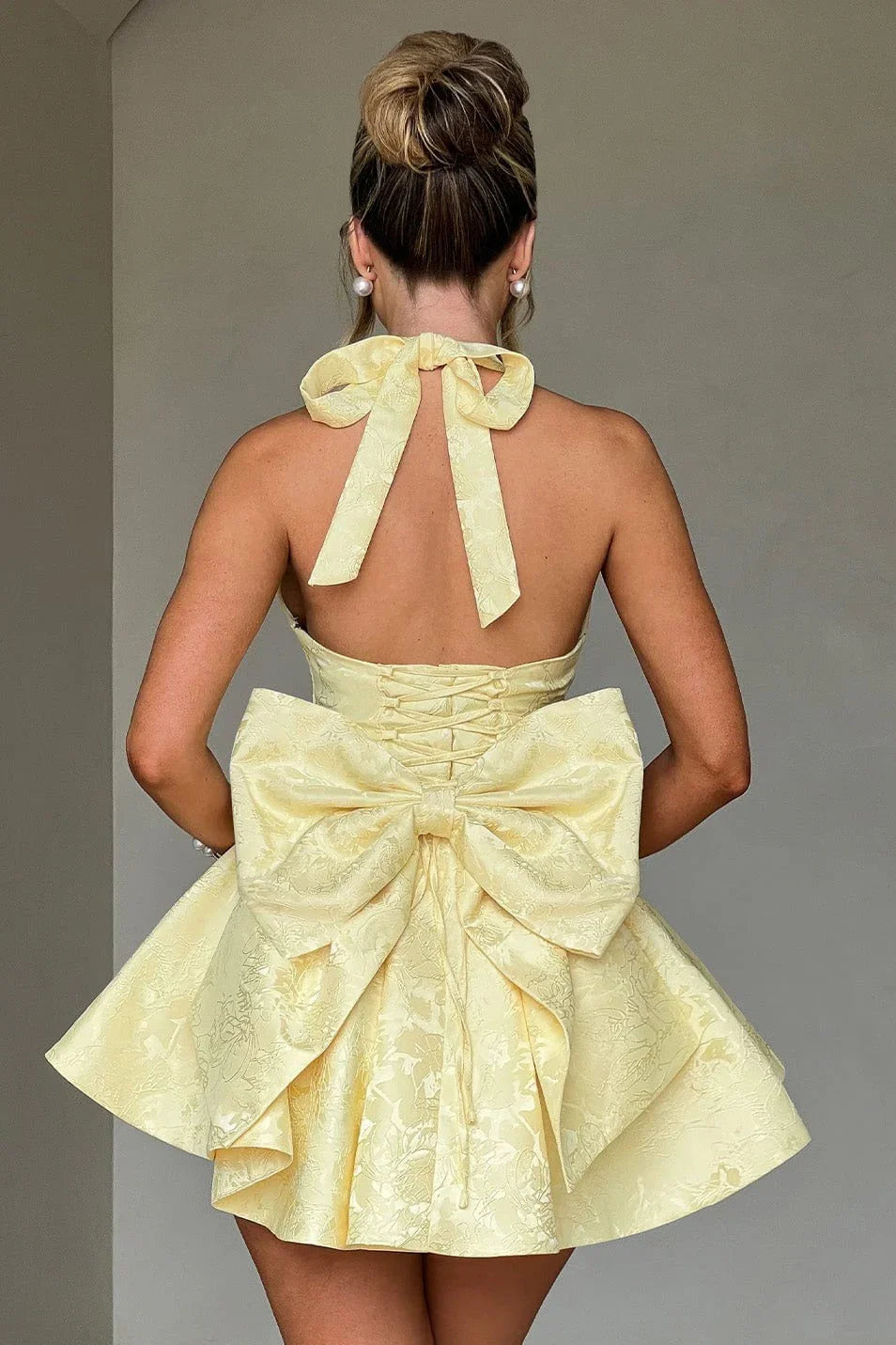 Robe Courte Dos Nu Plissée Jaune 1 Coloris | ROBEMODE