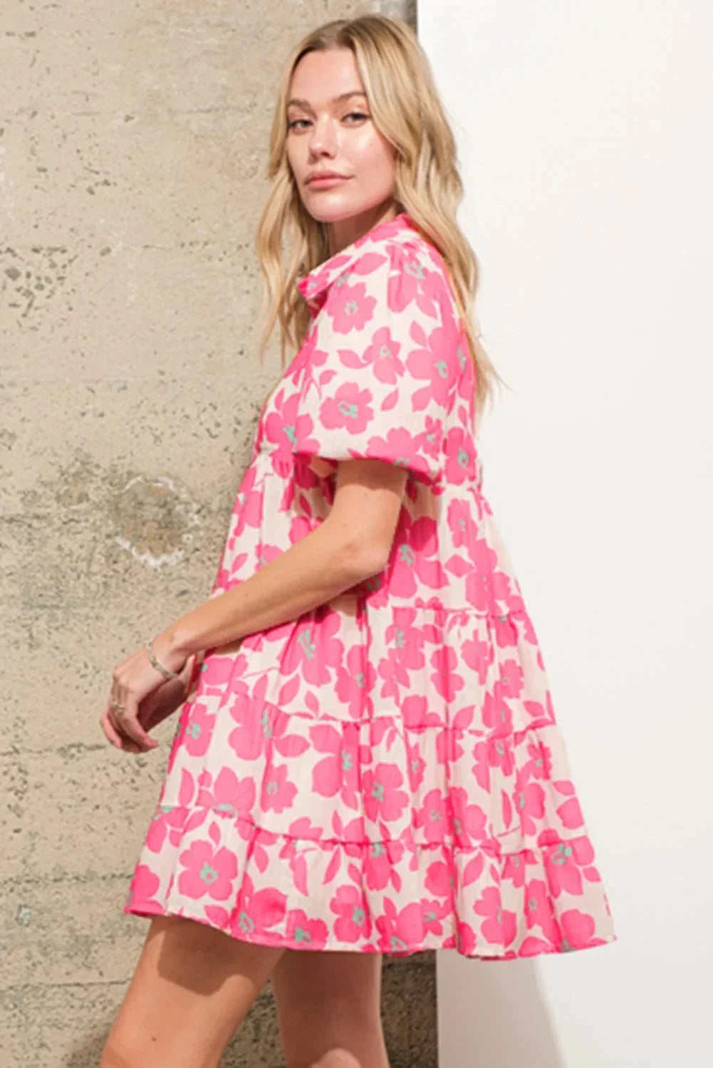 Robe courte rose florale à manches bouffantes été | Coupe féminine + Style élégant + Facile à accessoiriser – ROBEMODE
